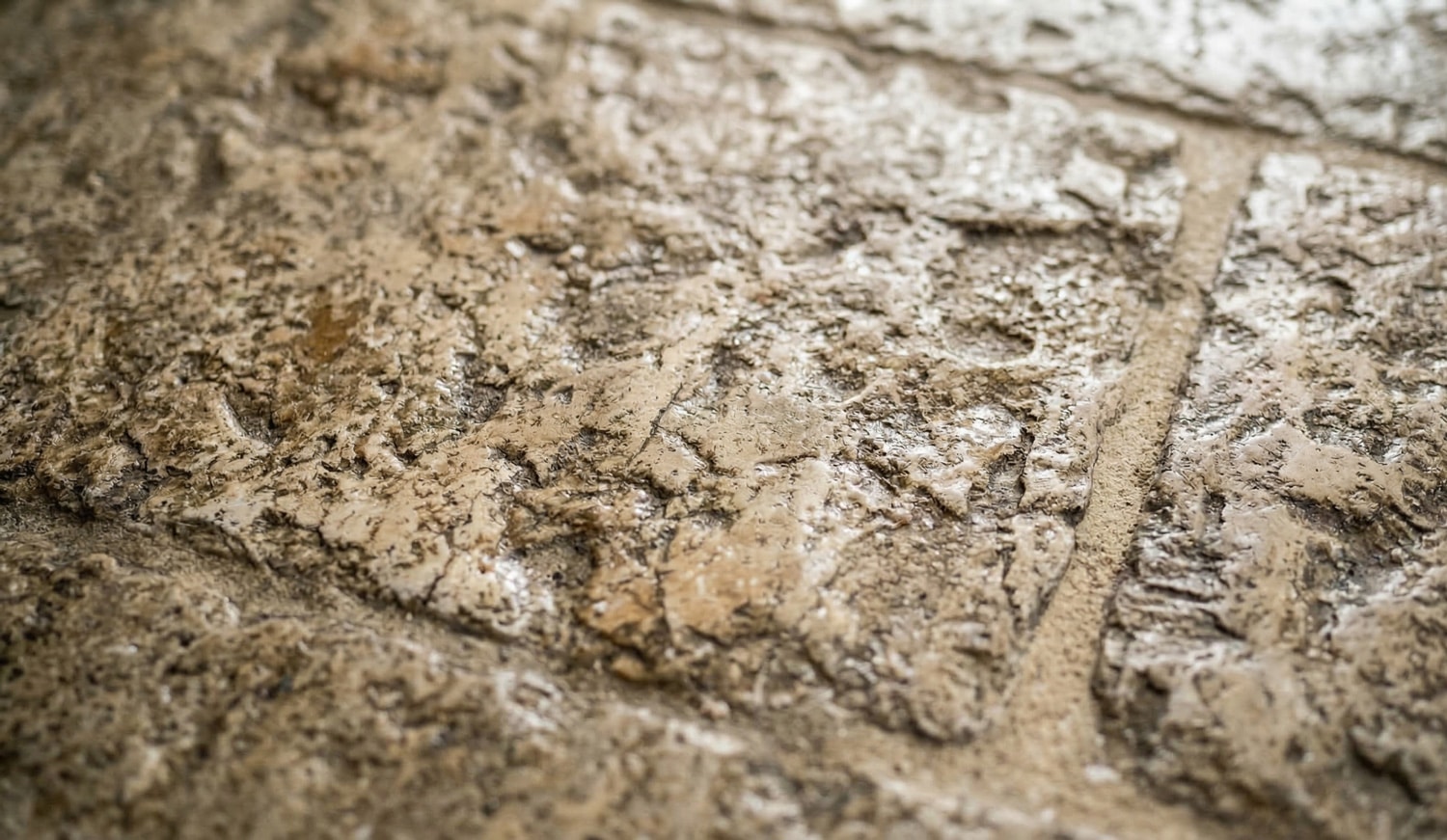 Naturstein ist ein offenporiges Material Offenporige Struktur von Natursteinboden