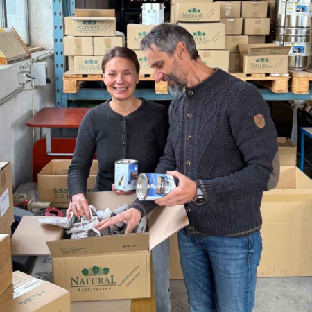 Anita-und-Harry-beim-Verpacken Anita und Harry beim Verpacken 1 - Natural Naturfarben